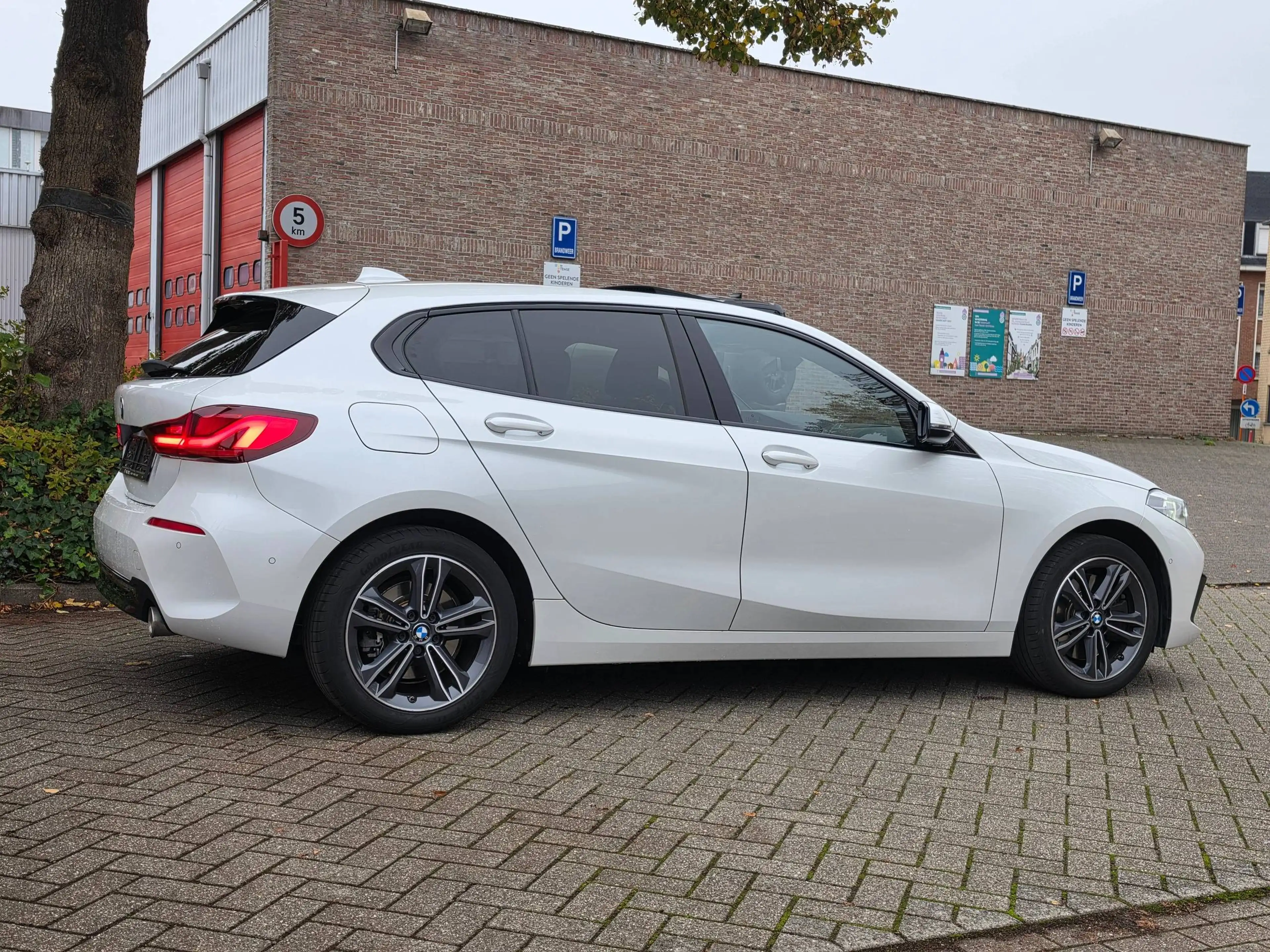BMW 120 i Sport Line | Panoramadak | Harman/Kardon | Camera | Pano | Head-Up Display | CarPlay & Android | Adaptive LED — photo 2