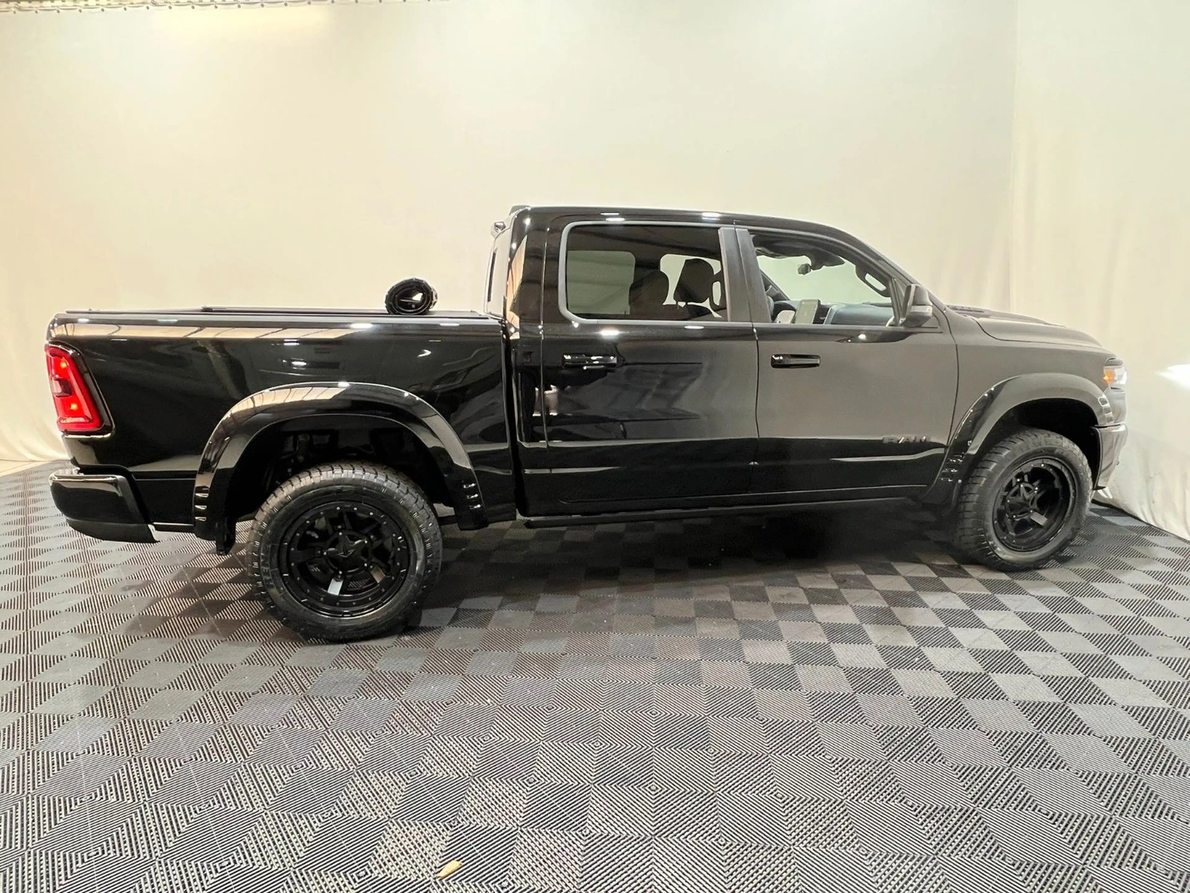 Dodge RAM 1500 Laramie Night Premium RTR Umbau — photo 4
