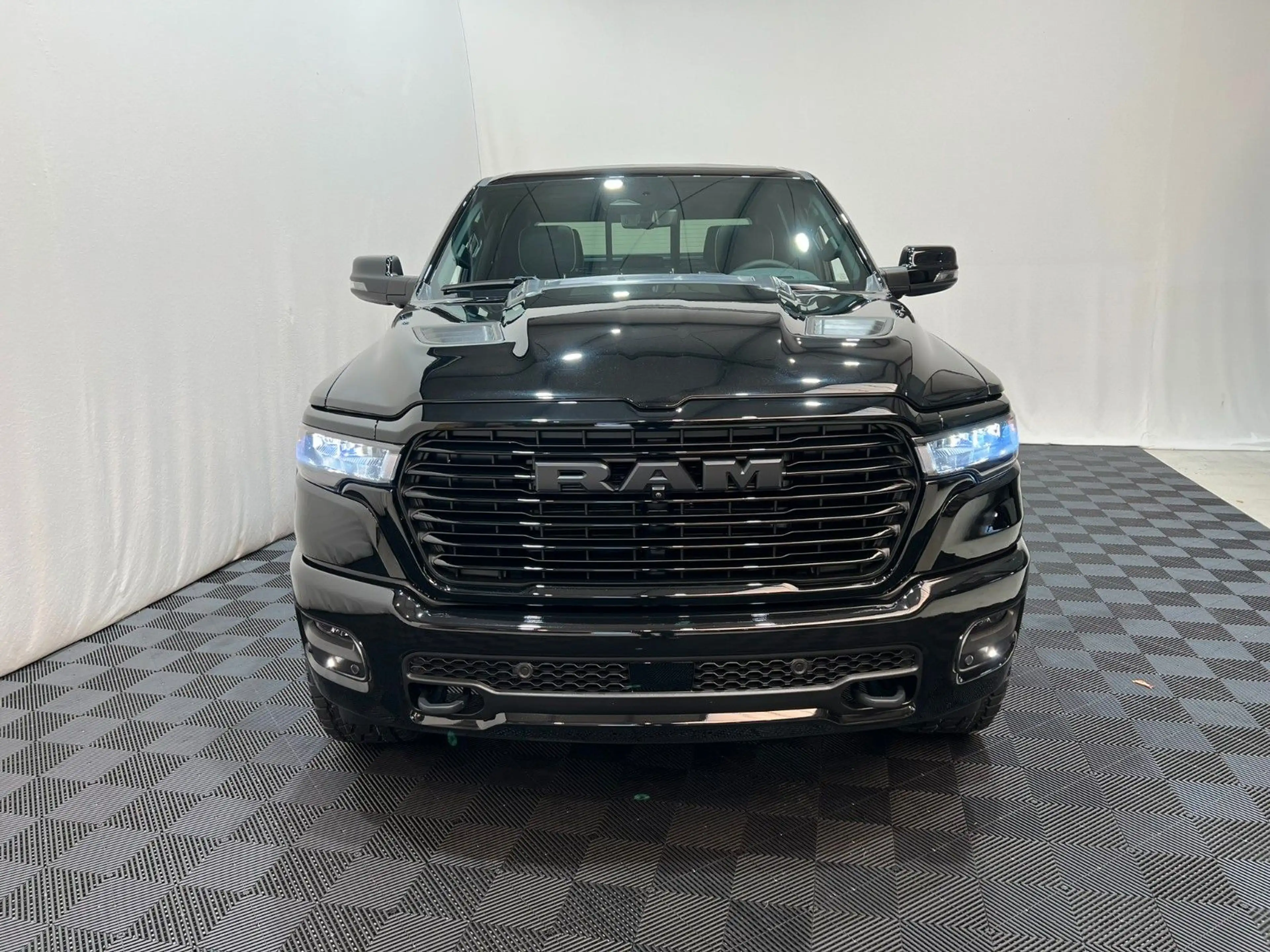 Dodge RAM 1500 Laramie Night Premium RTR Umbau — photo 2