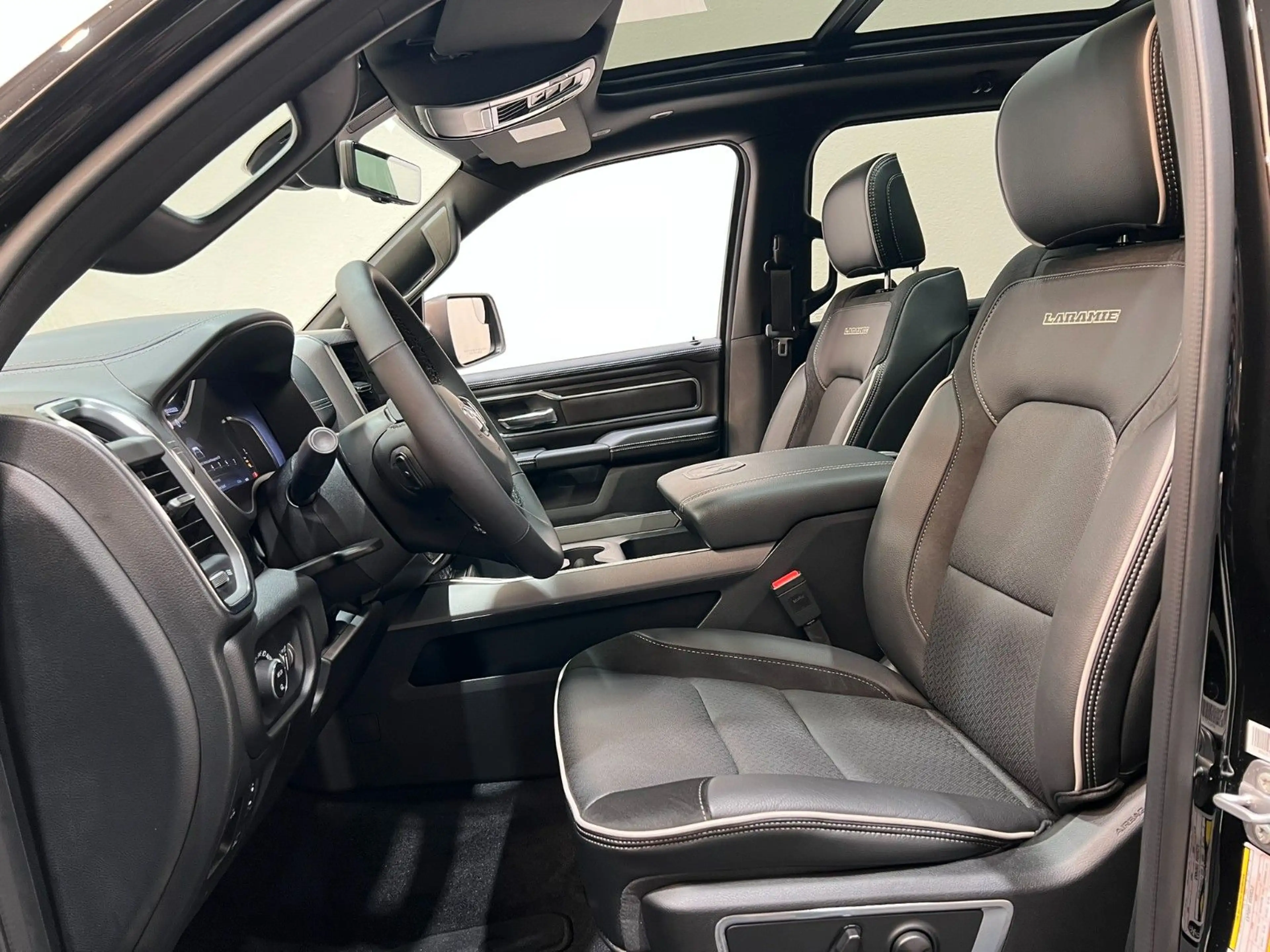 Dodge RAM 1500 Laramie Night Premium RTR Umbau — photo 15