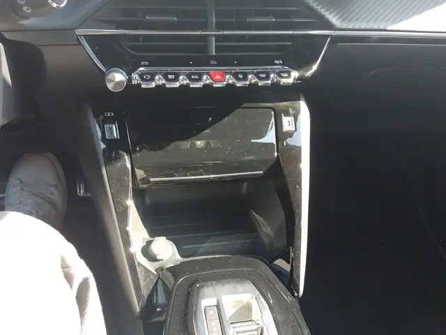 Peugeot 2008 view 11