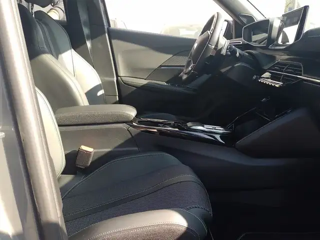 Peugeot 2008 view 9