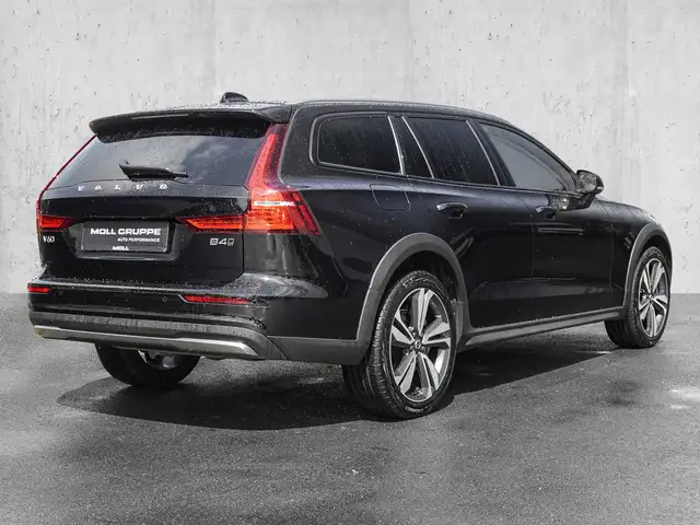 Volvo V60 Cross Country view 4