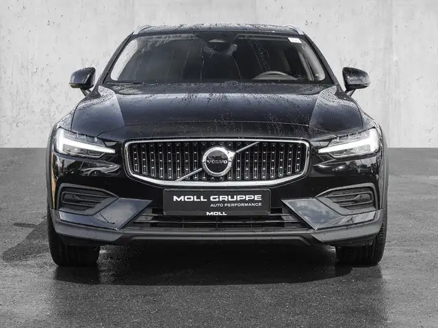 Volvo V60 Cross Country view 3