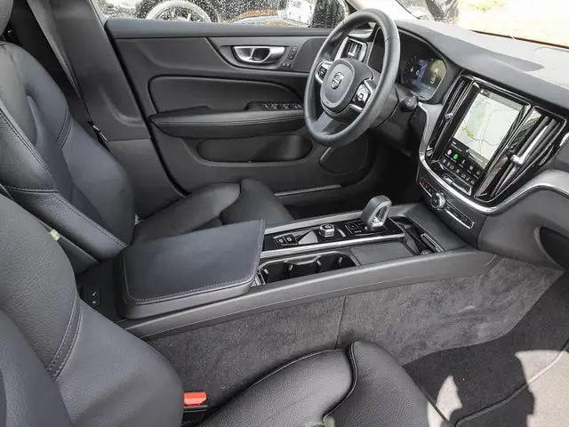 Volvo V60 Cross Country view 8