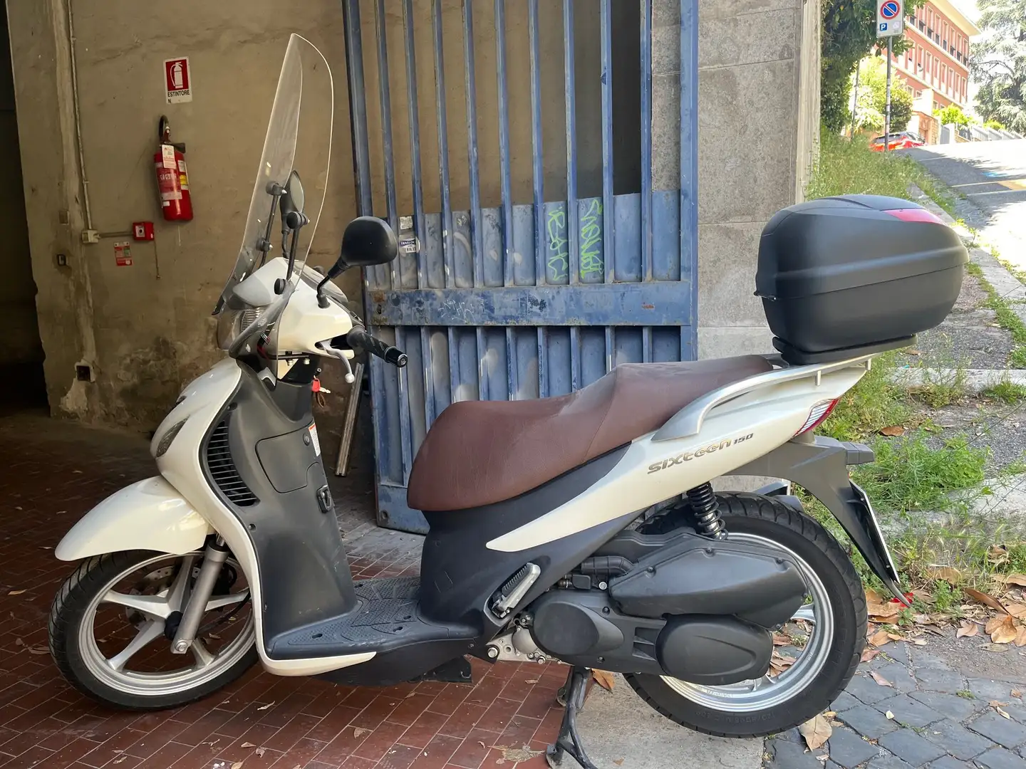 Suzuki Sixteen 150 Wit - 1