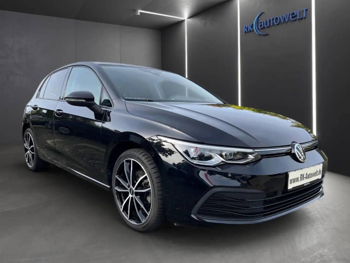 Volkswagen Golf VIII United 1.5 TSI BMT Alu 18 Navi PDC SHZ ACC Schwarz - 2