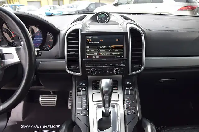 Porsche Cayenne view 9