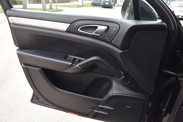 Porsche Cayenne view 12