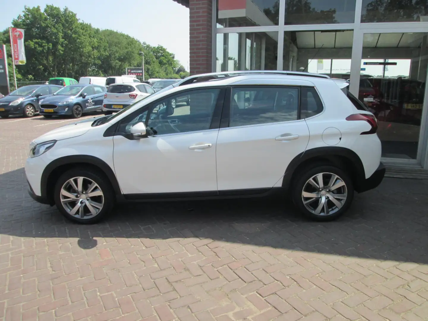 Peugeot 2008 1.2 PureTech Allure Weiß - 2