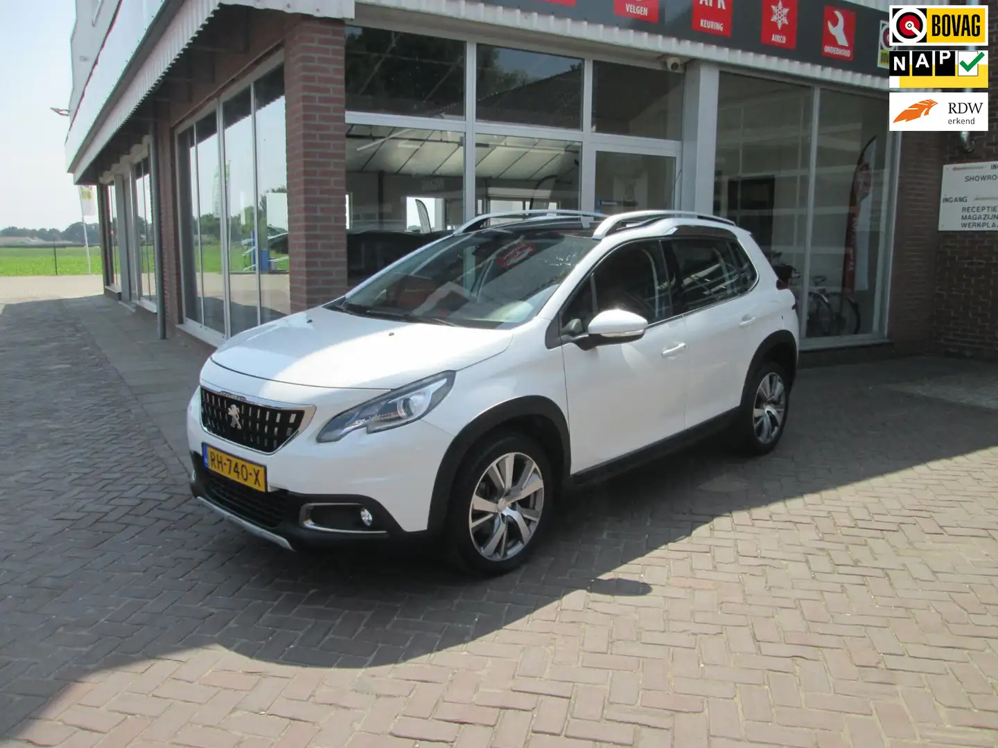 Peugeot 2008 1.2 PureTech Allure Weiß - 1