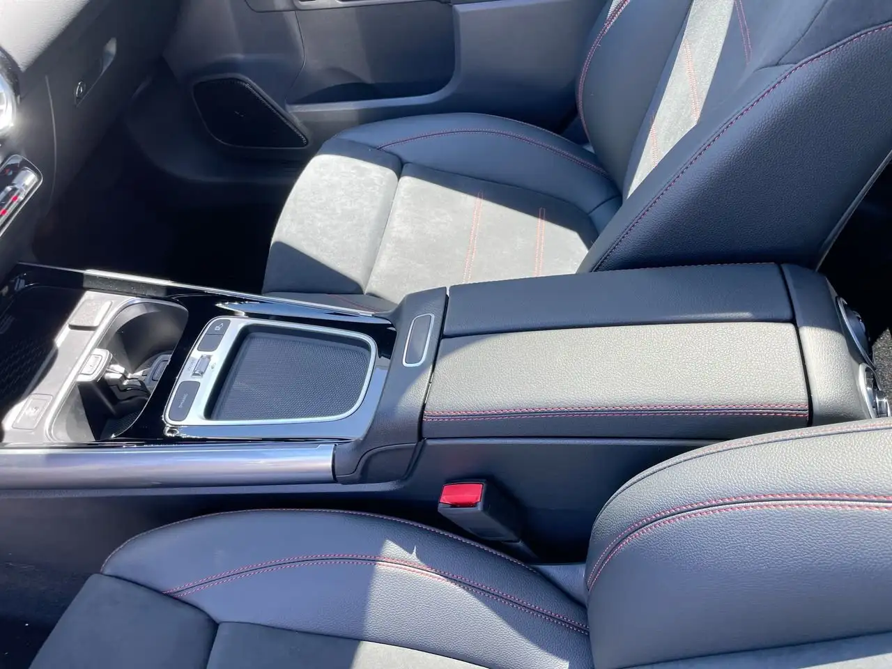 Mercedes-Benz GLA снимка Mercedes-Benz GLA