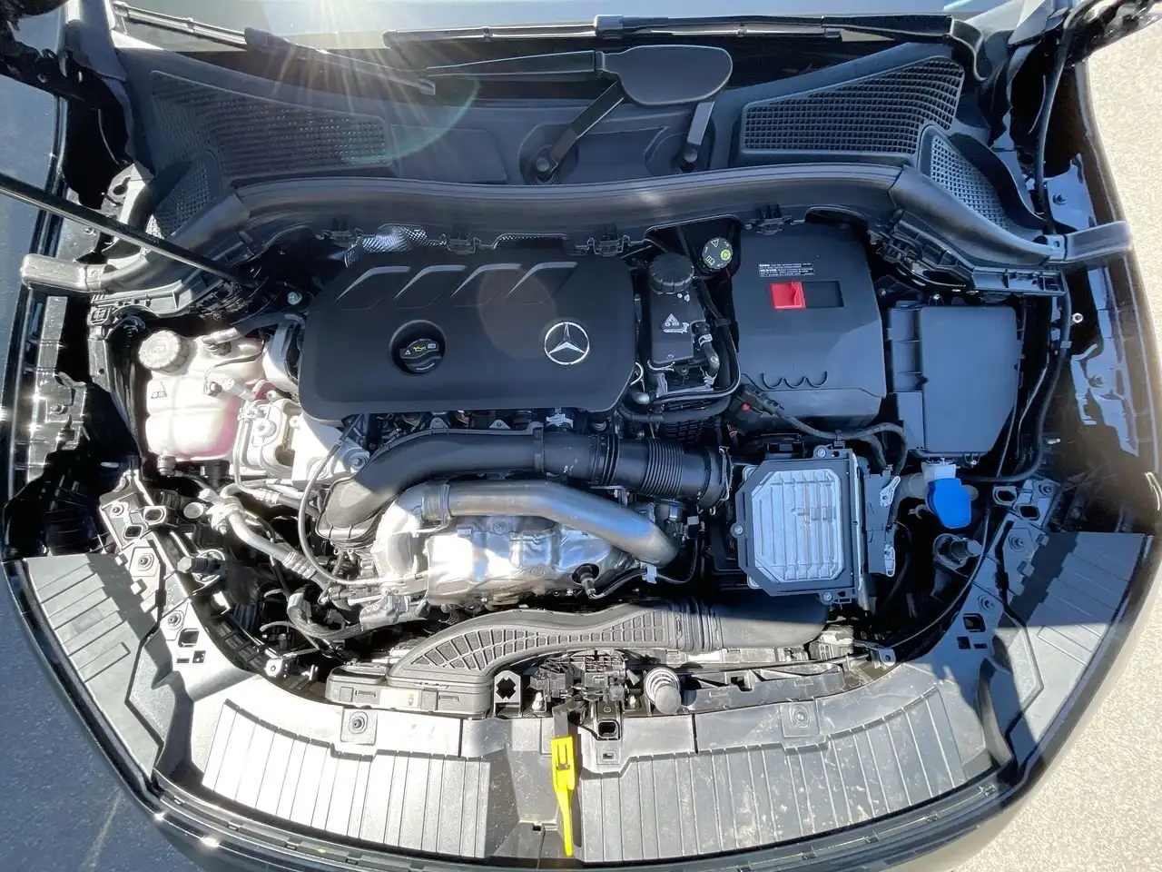 Mercedes-Benz GLA снимка Mercedes-Benz GLA