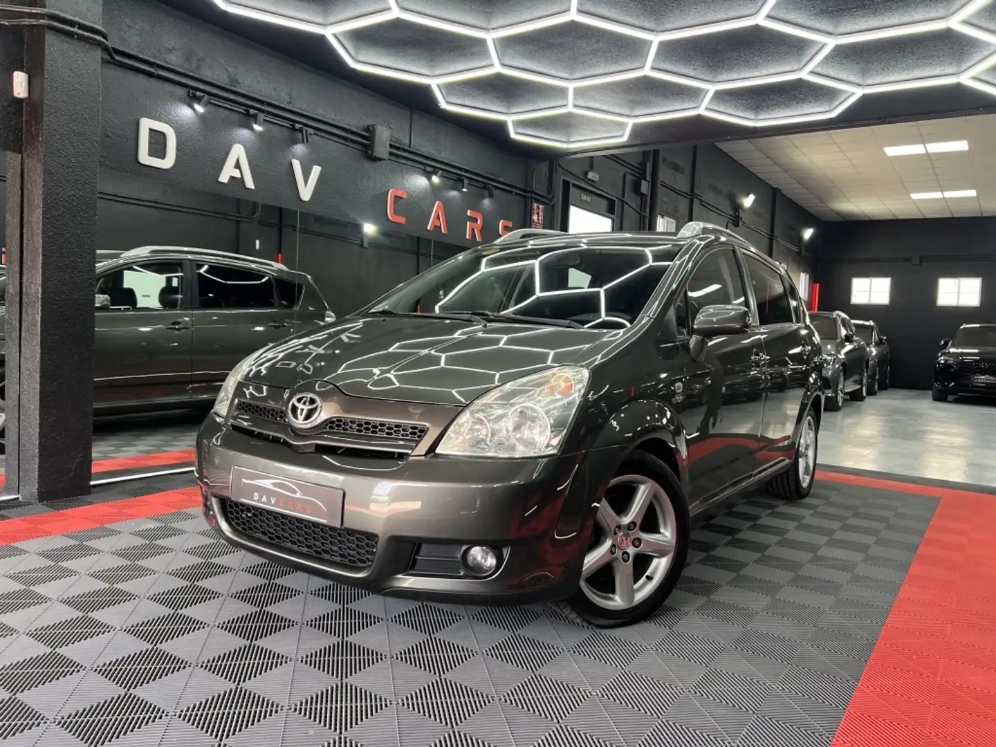 Toyota Corolla Verso 2.2D4D Sport 177 Gris - 1