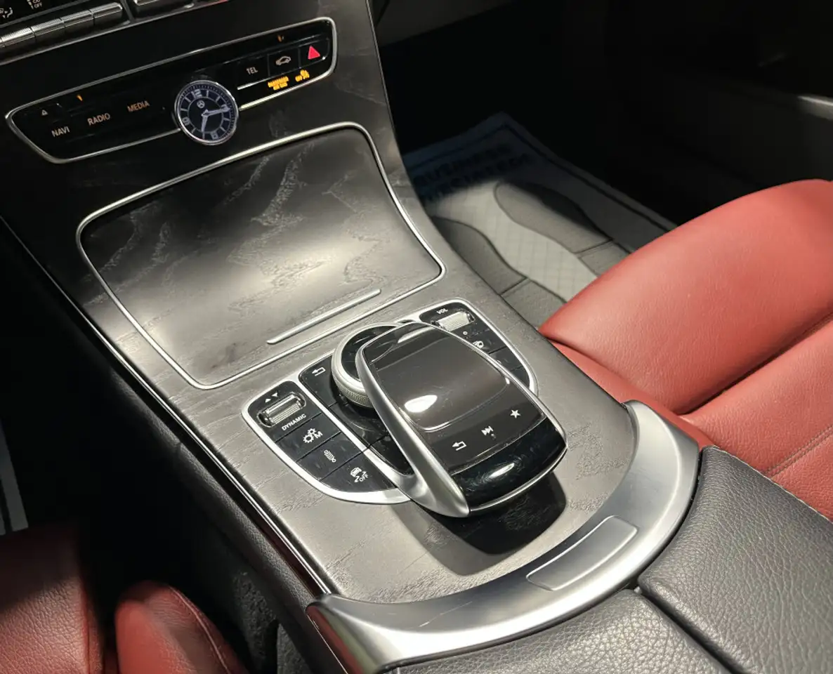 Mercedes-Benz C-Class снимка Mercedes-Benz C-Class