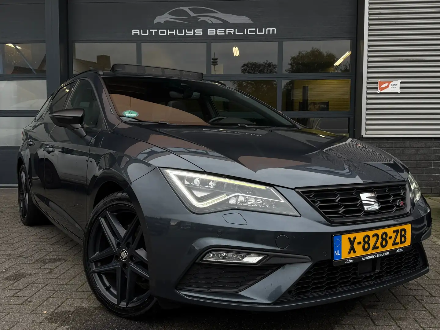 SEAT Leon ST 1.5 TSI FR Ultimate Edition Black Carplay Pano Grijs - 1
