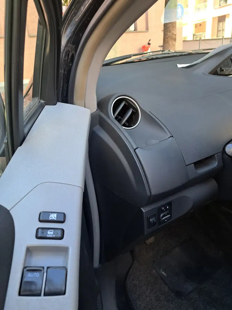 Toyota Yaris 5p 1.0 Sol Nero - 1