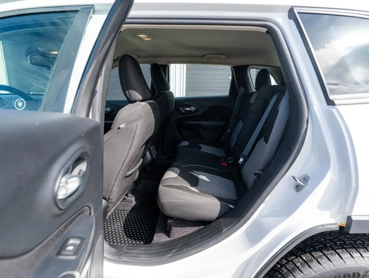 Jeep Cherokee снимка Jeep Cherokee