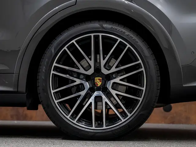 Porsche Cayenne view 15