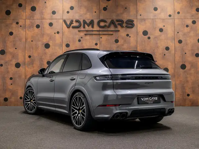 Porsche Cayenne view 3