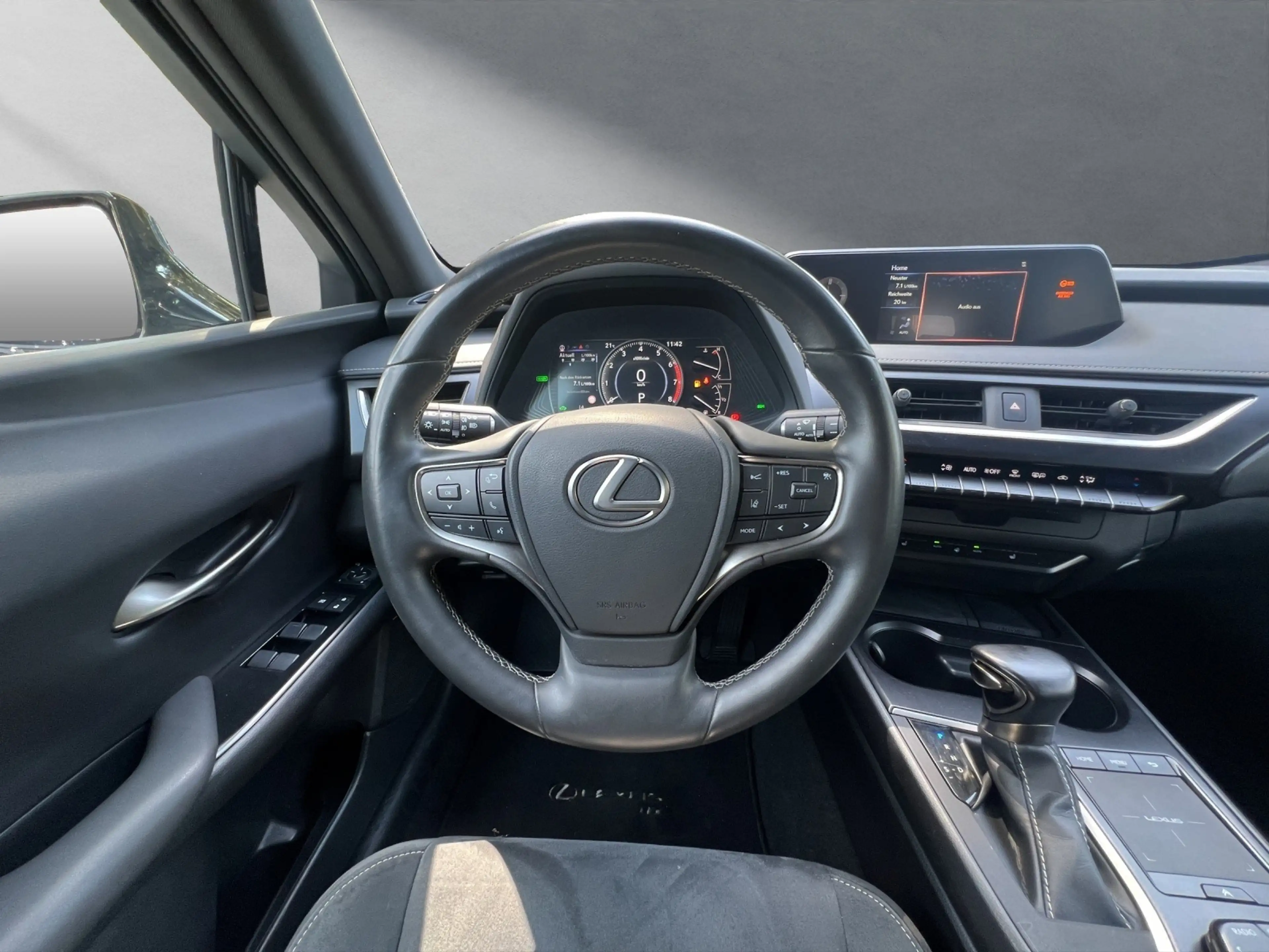 Lexus UX 250h 250h+STYLE+ — photo 10