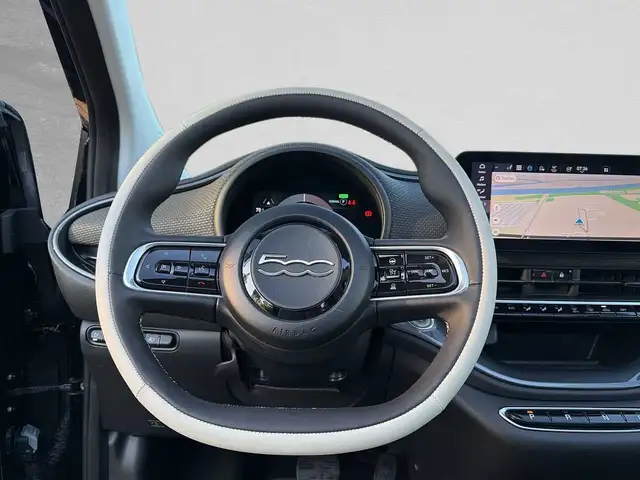 Fiat 500e view 11