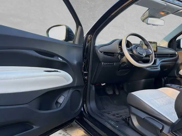 Fiat 500e view 5