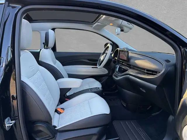 Fiat 500e view 6