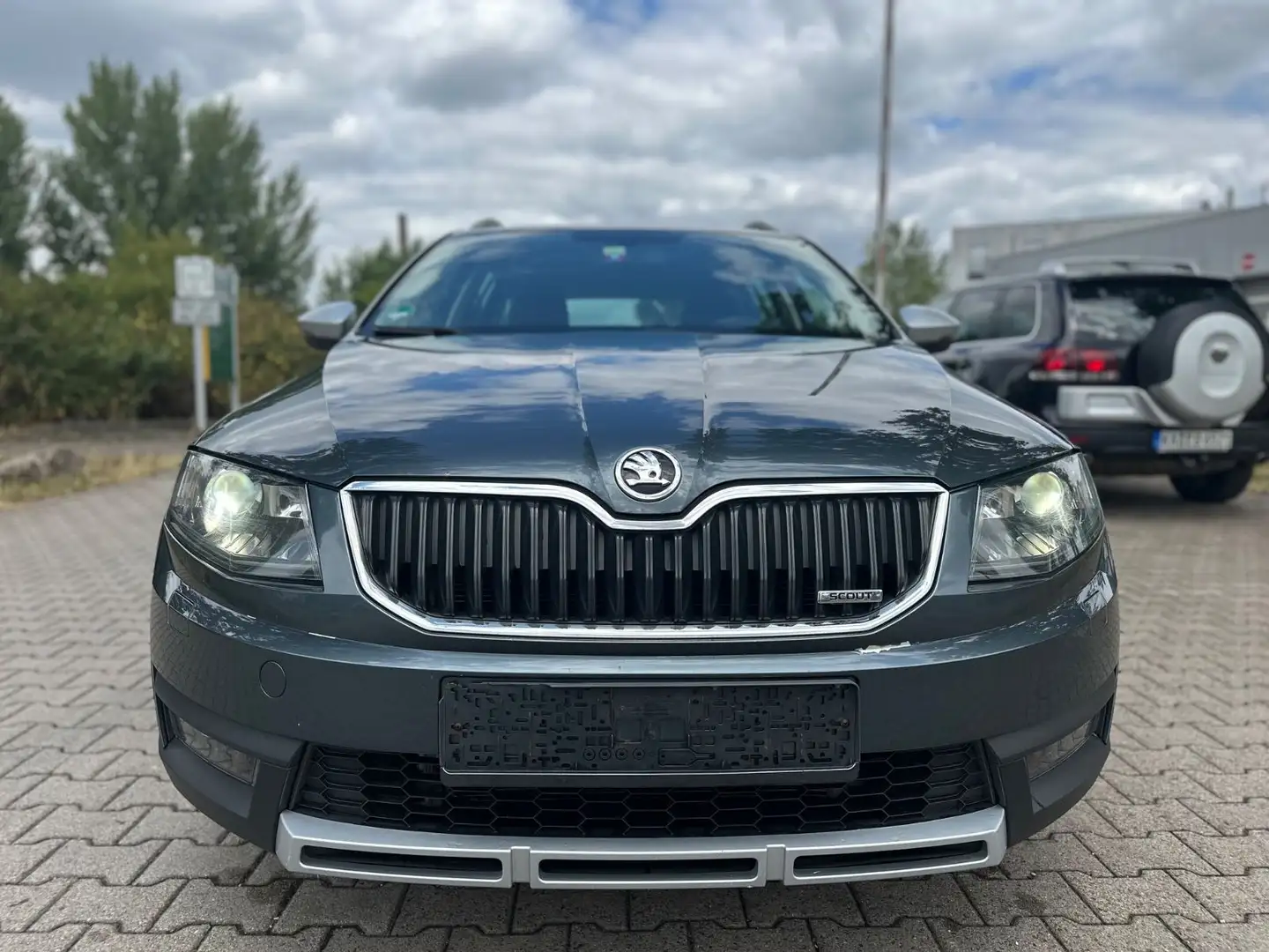 Skoda Octavia Combi Scout 4x4*PANORAMA*1 HAND* Grau - 2
