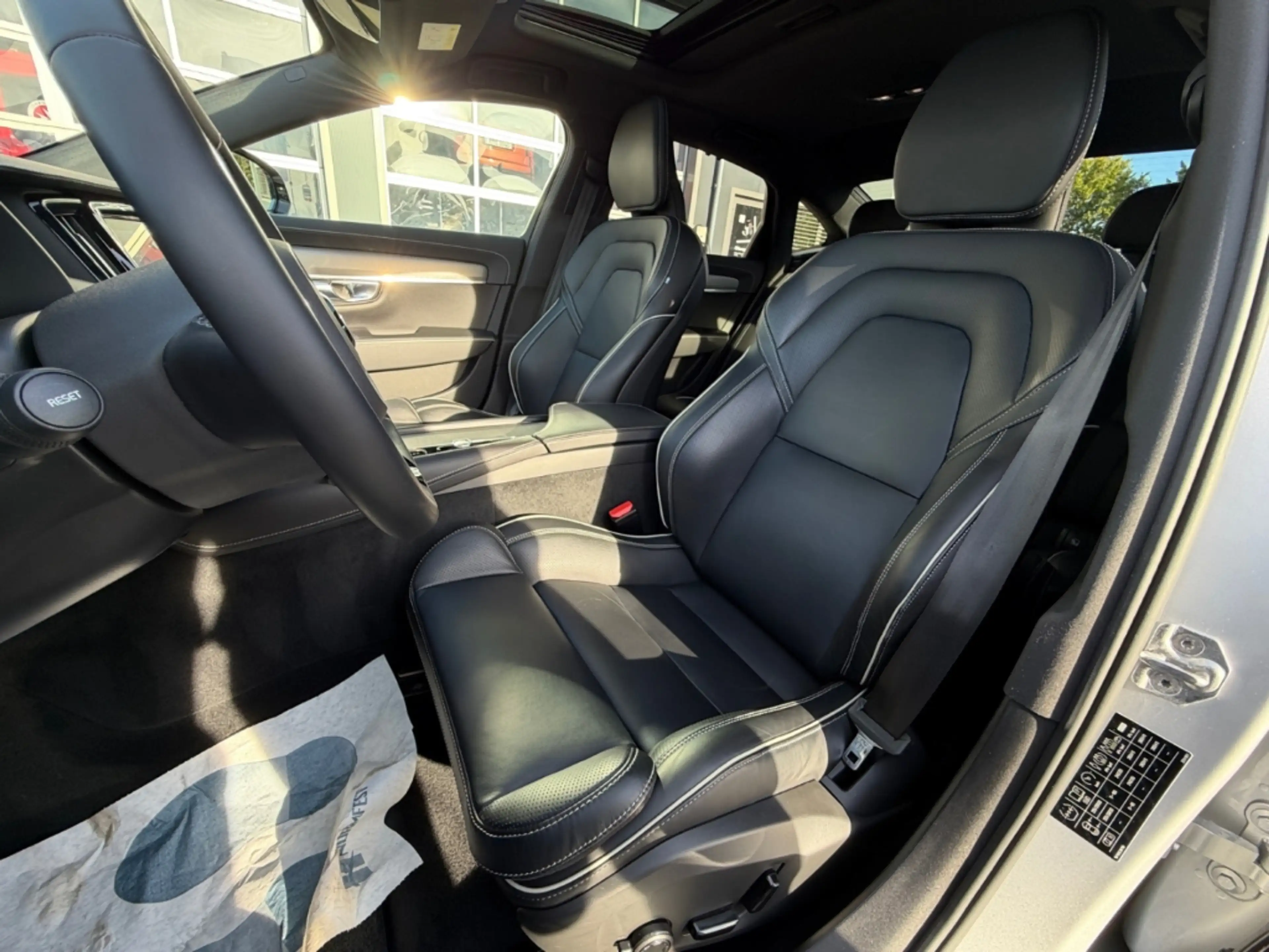 Volvo S90 B5 R Design AWD HUD StandHZG Pano B&W Navi Leder D — photo 11
