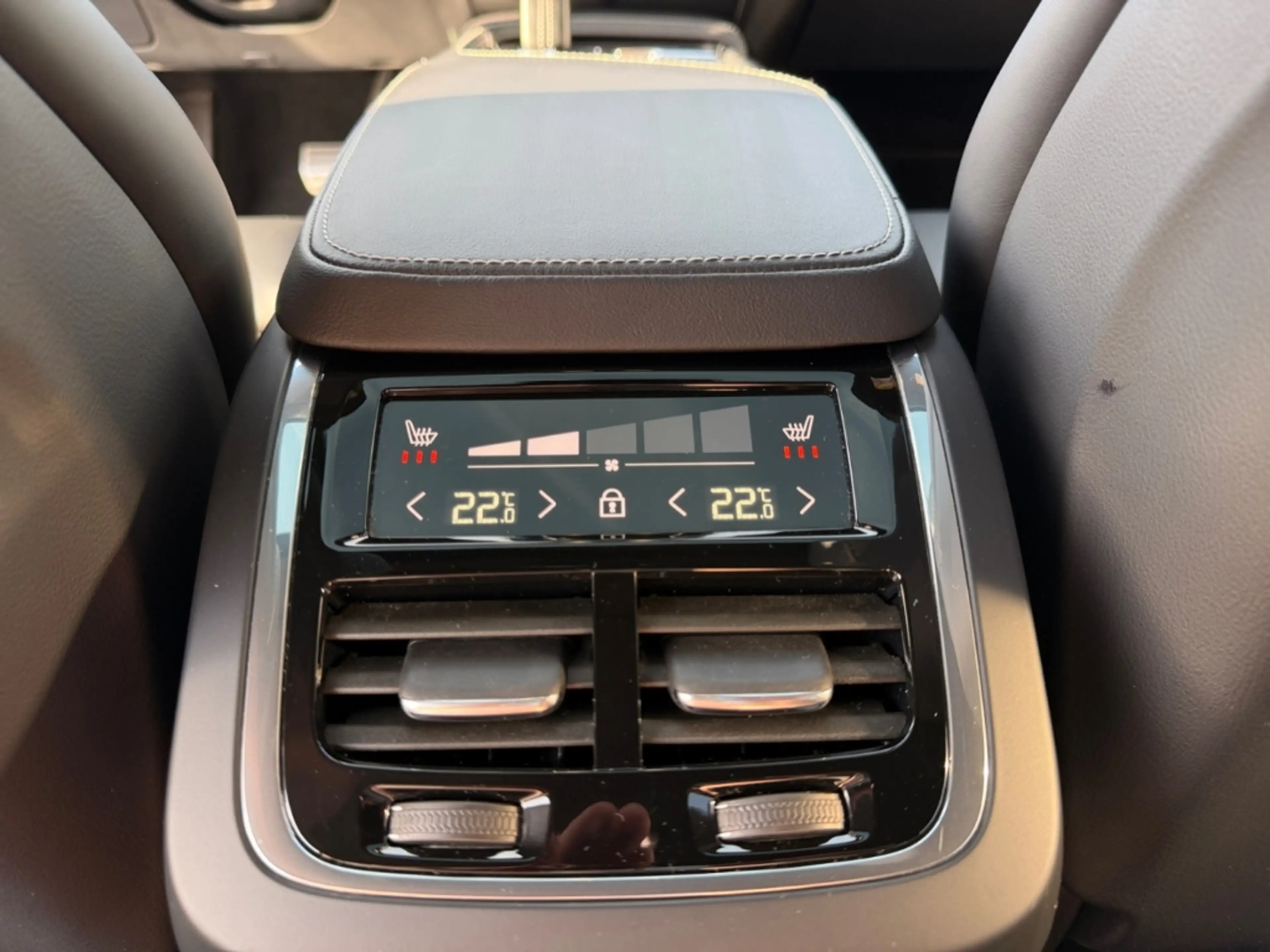Volvo S90 B5 R Design AWD HUD StandHZG Pano B&W Navi Leder D — photo 14