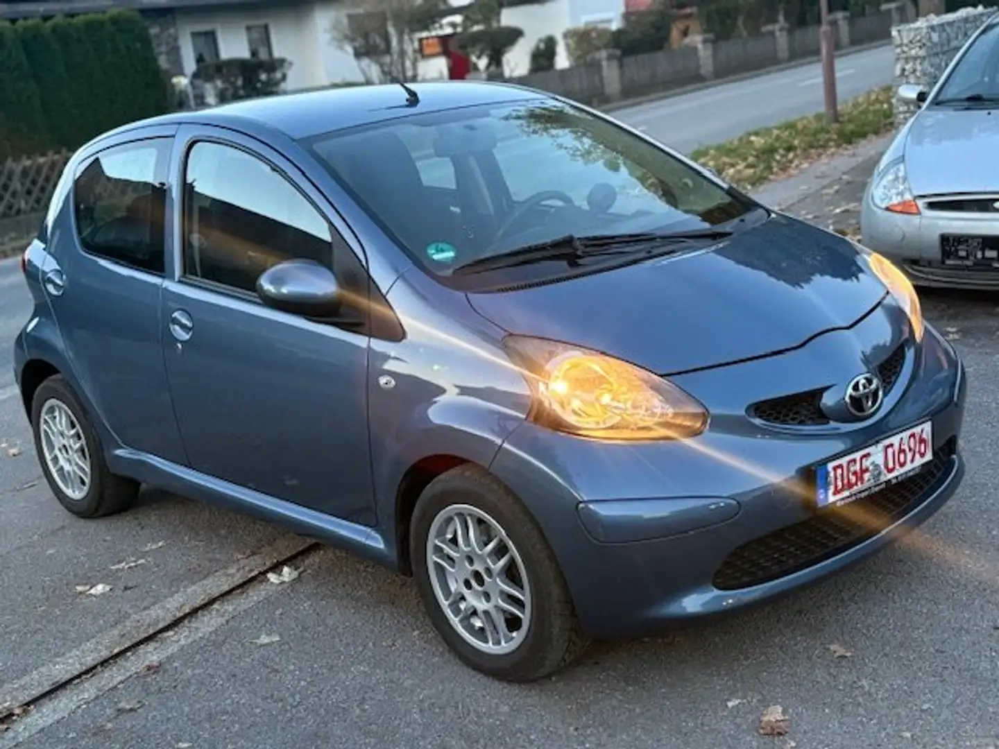 Toyota Aygo Basis NEUE TÜV 1 Hand Blau - 1