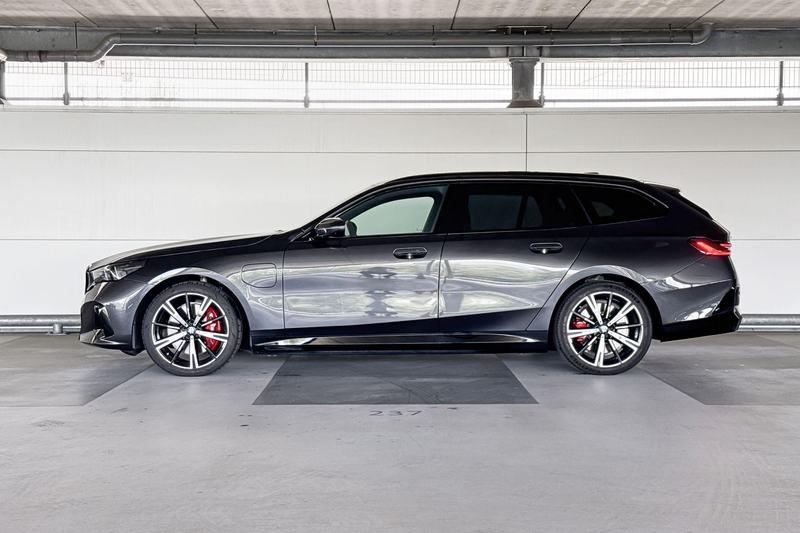 BMW 550 5-serie Touring 550e xDrive M-Sport — photo 2