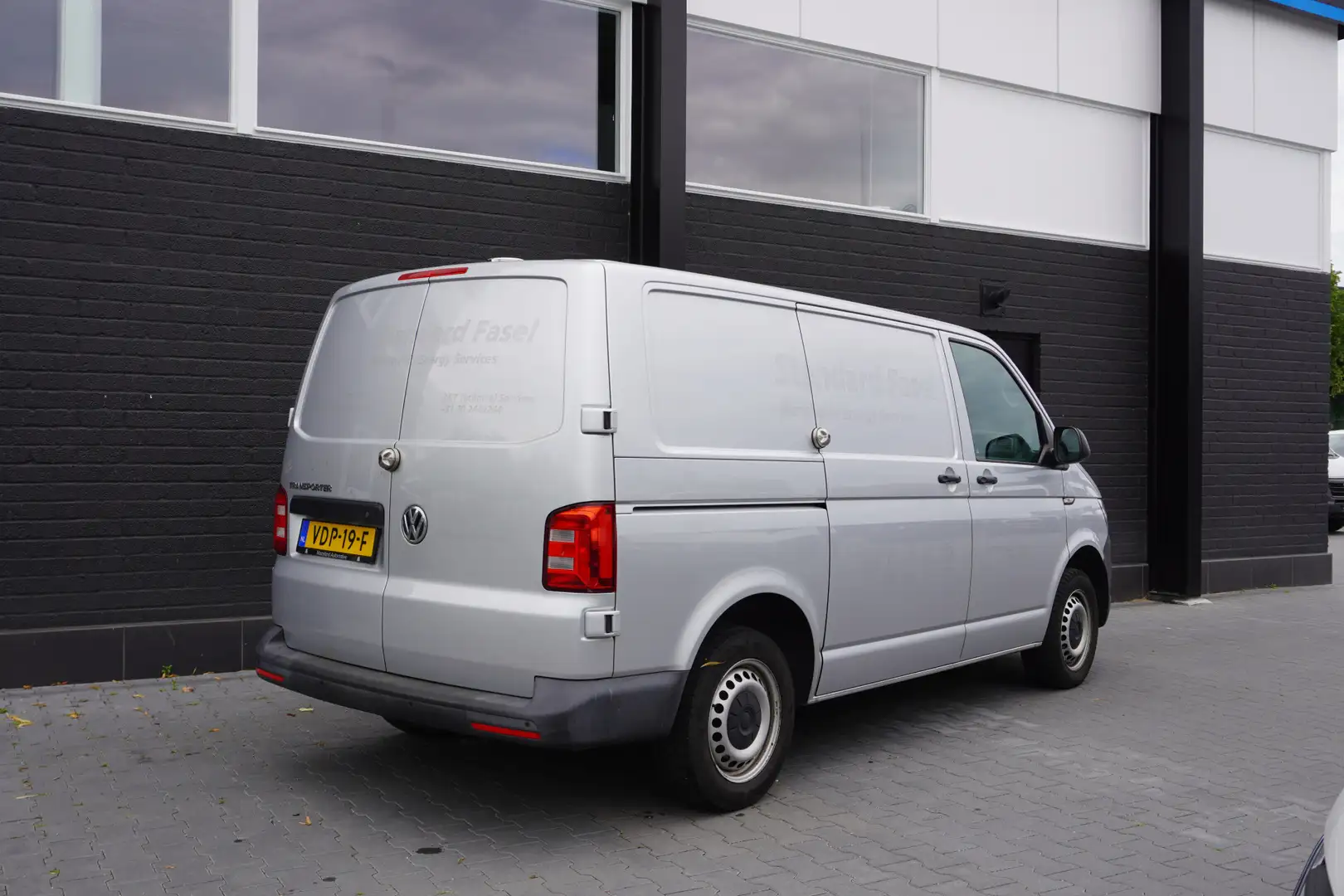 Volkswagen T6 Transporter 2.0 TDI 150PK Automaat EURO 6 - Airco - Navi - Cru Zilver - 2