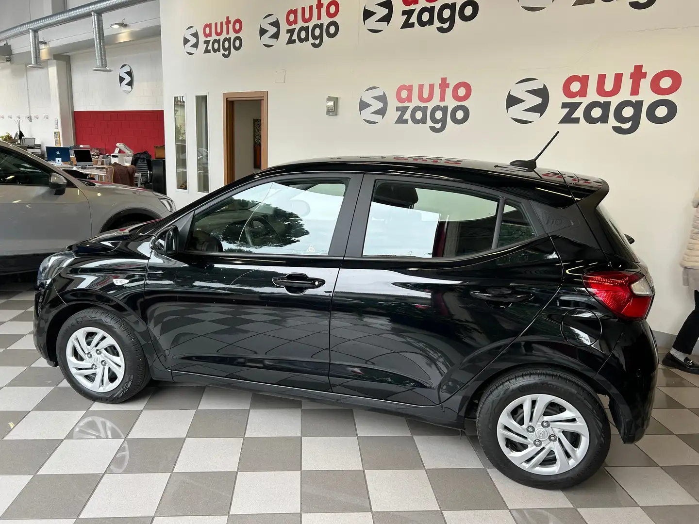 Hyundai i10 1.0 mpi Essential  Blue 67 cv Nero - 2