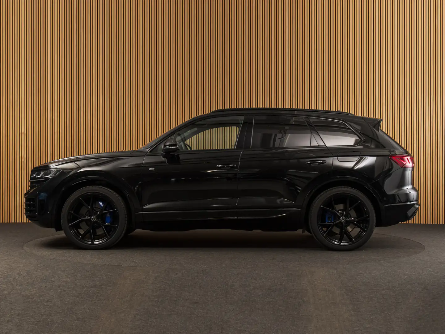 Volkswagen Touareg 3.0 TSi eHybrid 4MOTION R PANO-22"-MASSAGE Zwart - 2