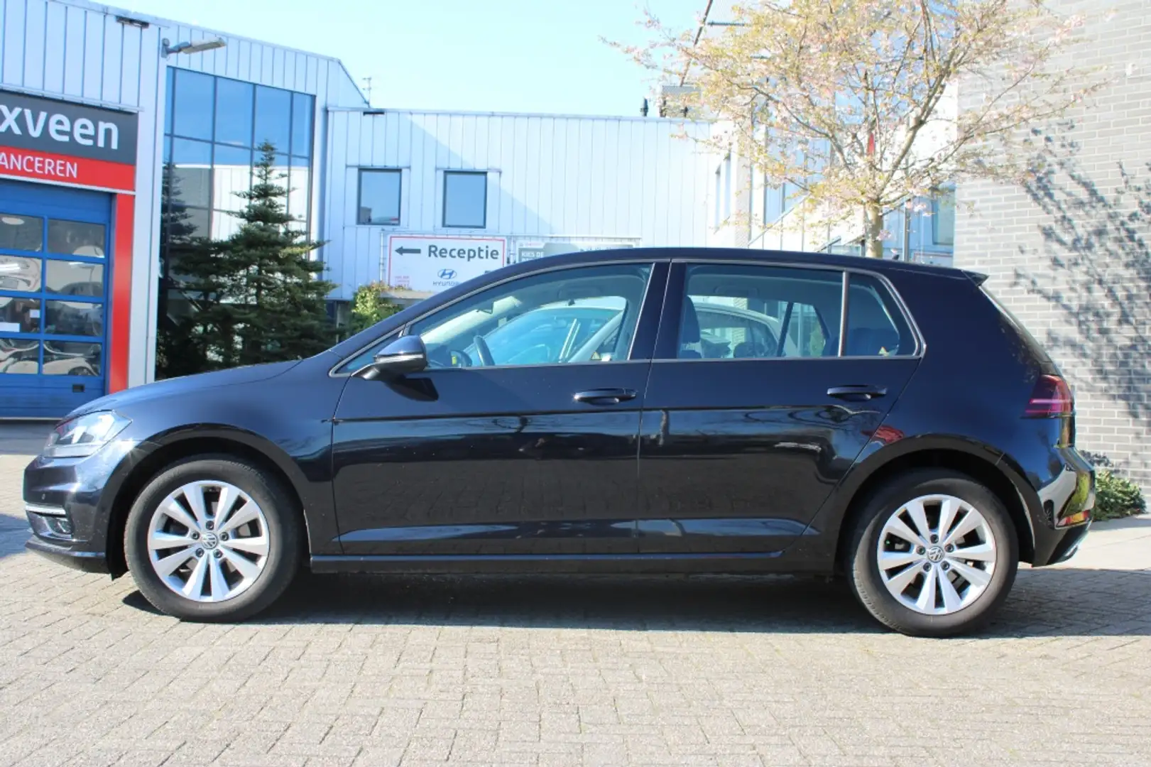 Volkswagen Golf 1.0 TSI Comfortline Bus. Navi/Carplay/Alantara Erg Zwart - 2
