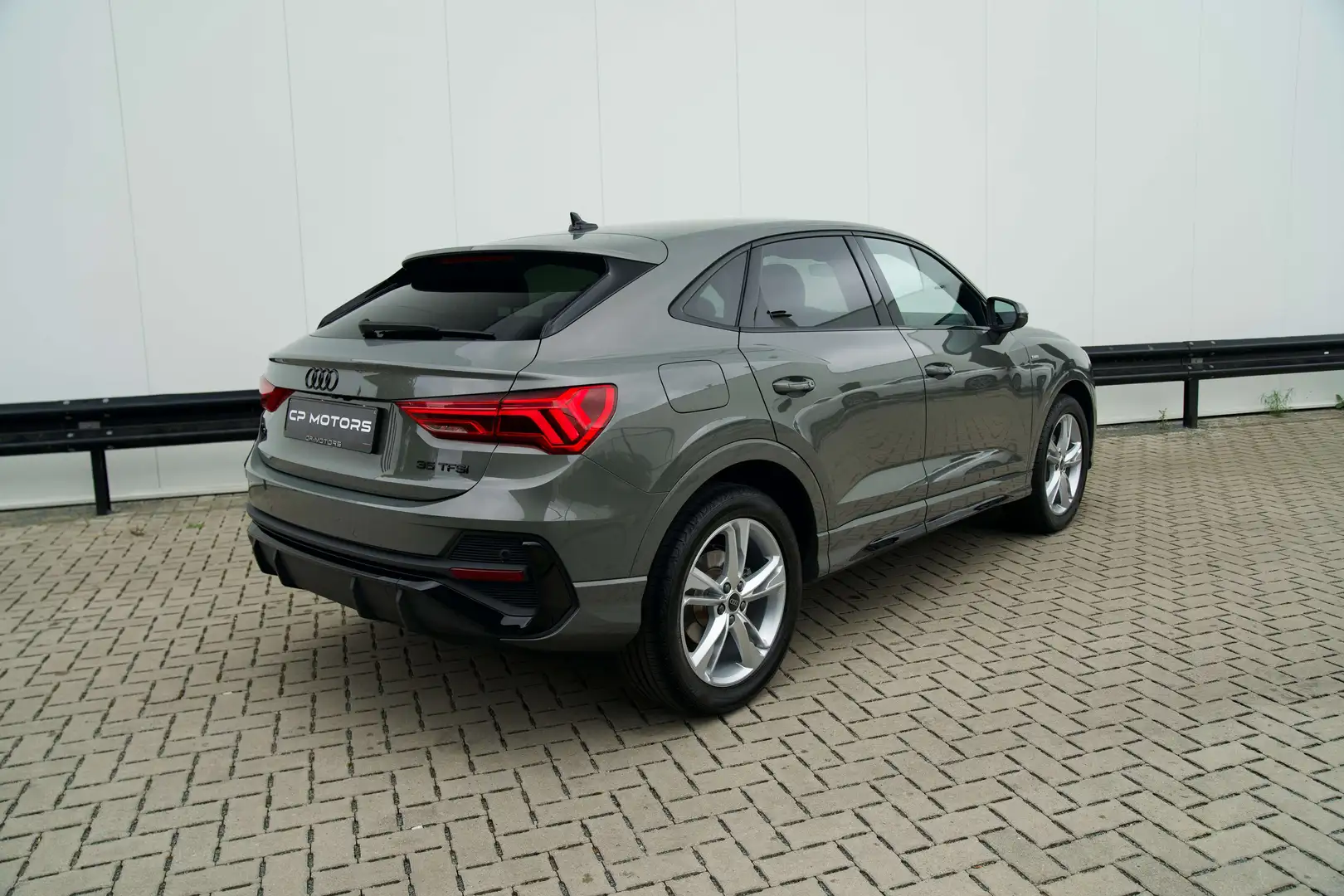 Audi Q3 35 TFSI  SPORTBACK  S-LINE  3 JAAR GARANTIE Gris - 2