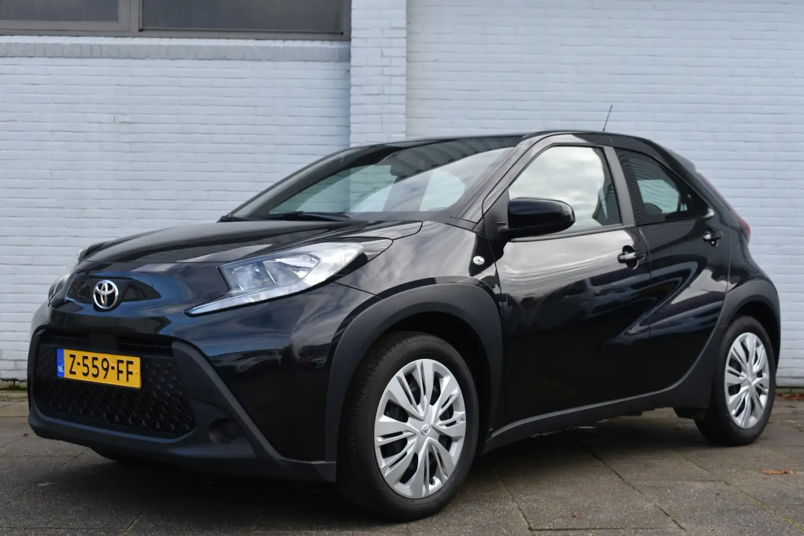 Toyota Aygo X 1.0 VVT-i MT Play 72pk | Apple Carplay/Android Aut Zwart - 1
