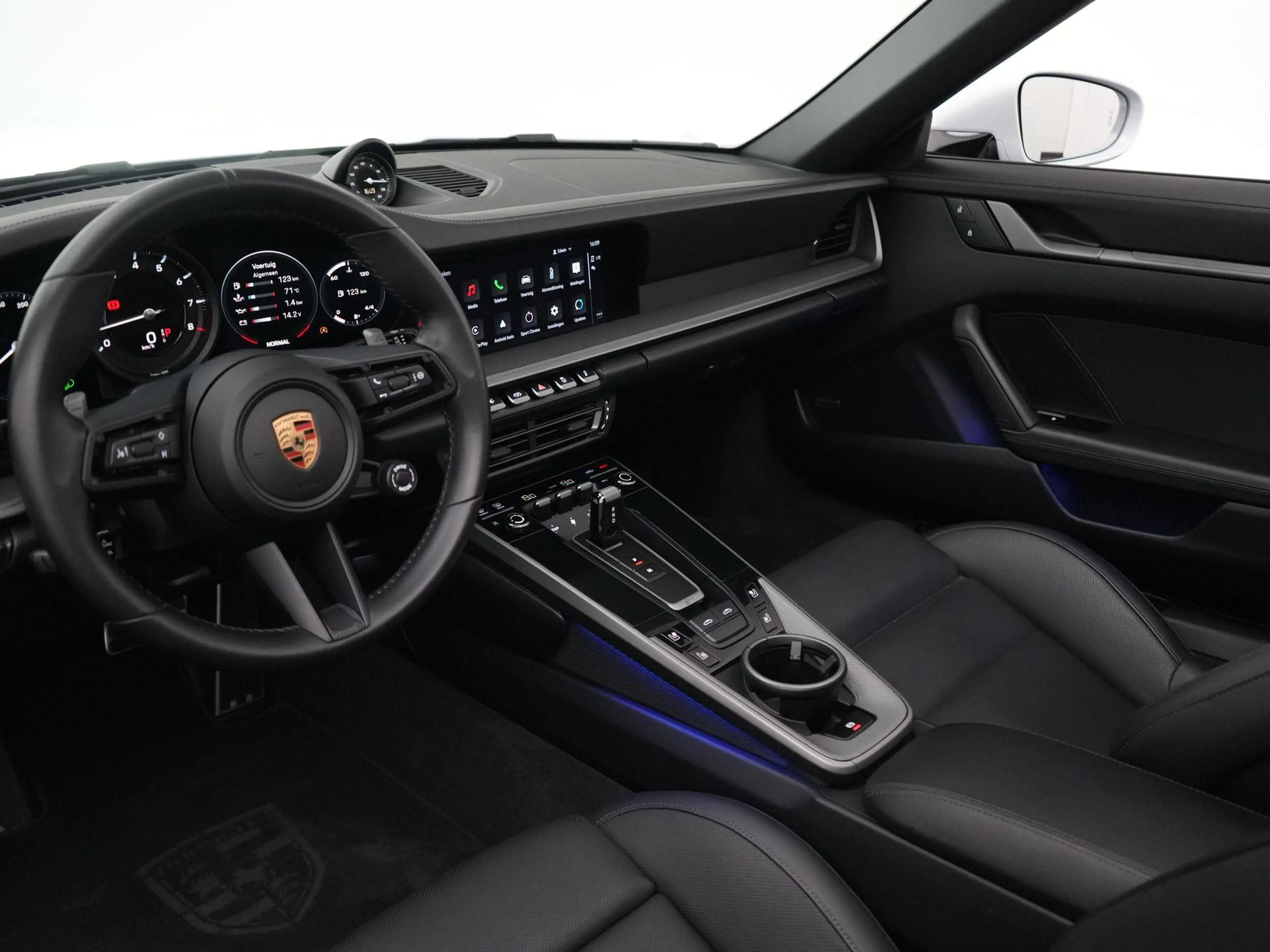 Porsche 992 Targa 4 — photo 13