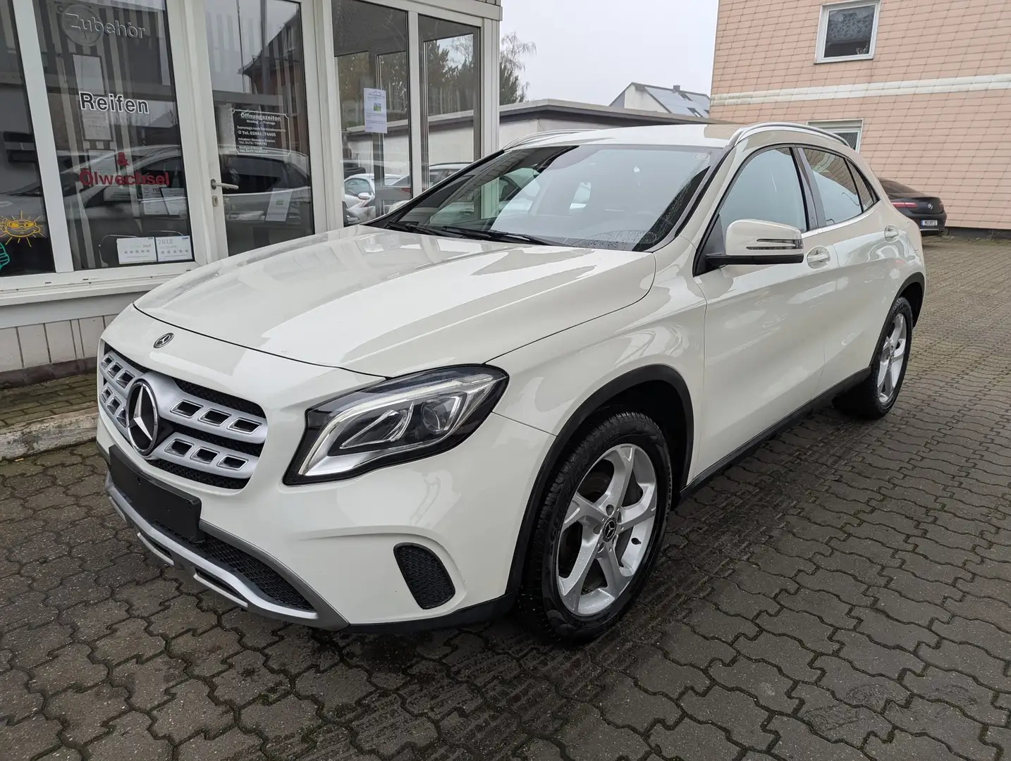 Mercedes-Benz GLA 200 7G-DCT Style GEPFLEGT & TÜV &AU NEU Weiß - 2