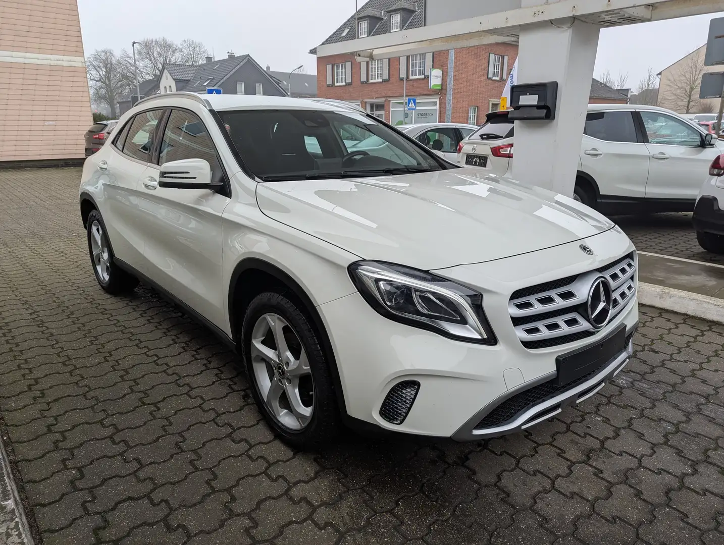 Mercedes-Benz GLA 200 7G-DCT Style GEPFLEGT & TÜV &AU NEU Weiß - 1