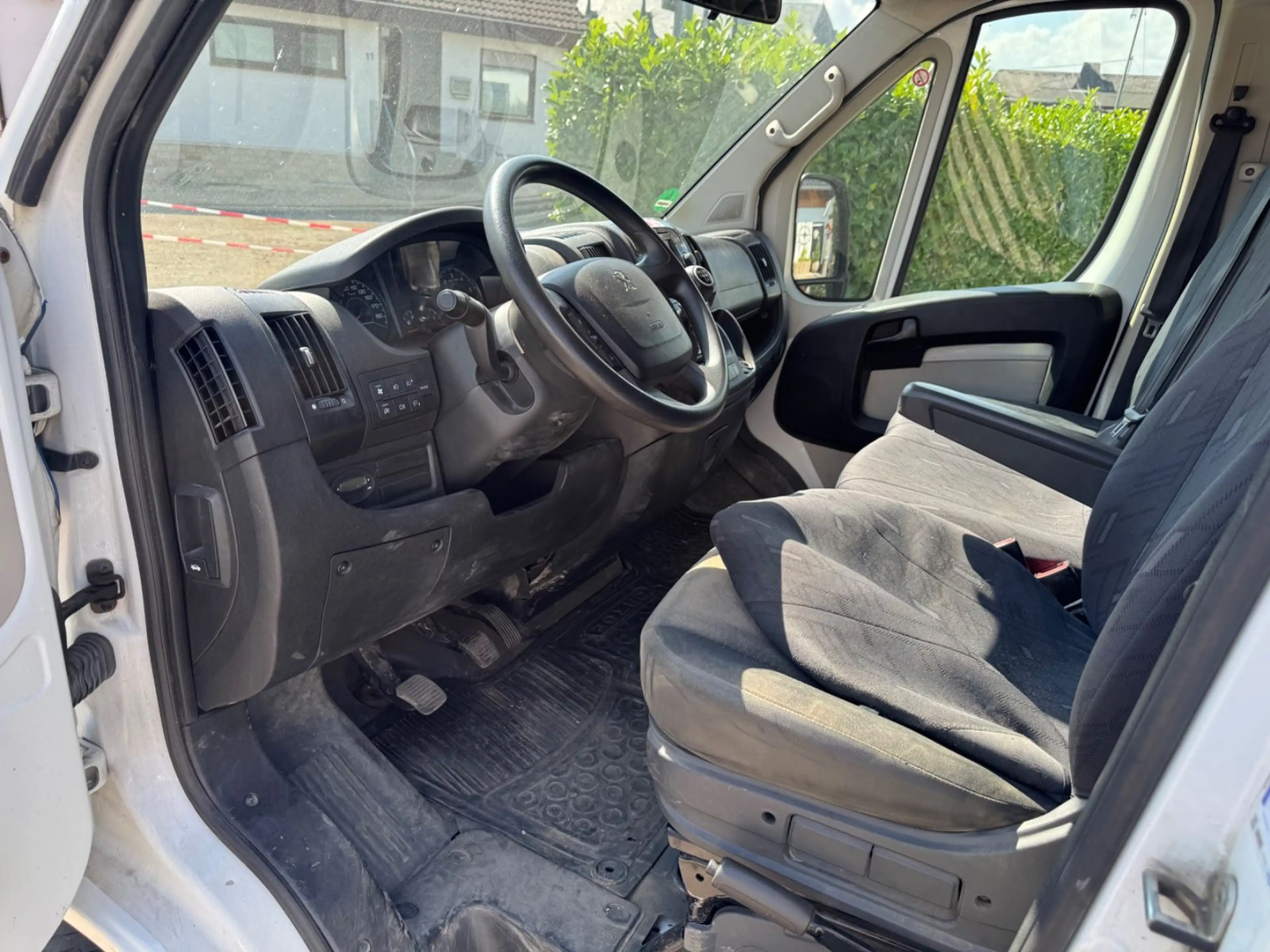 Peugeot Boxer Kombi 333 L2H3 Active Blue-HDi 140 9 Sitze — photo 10