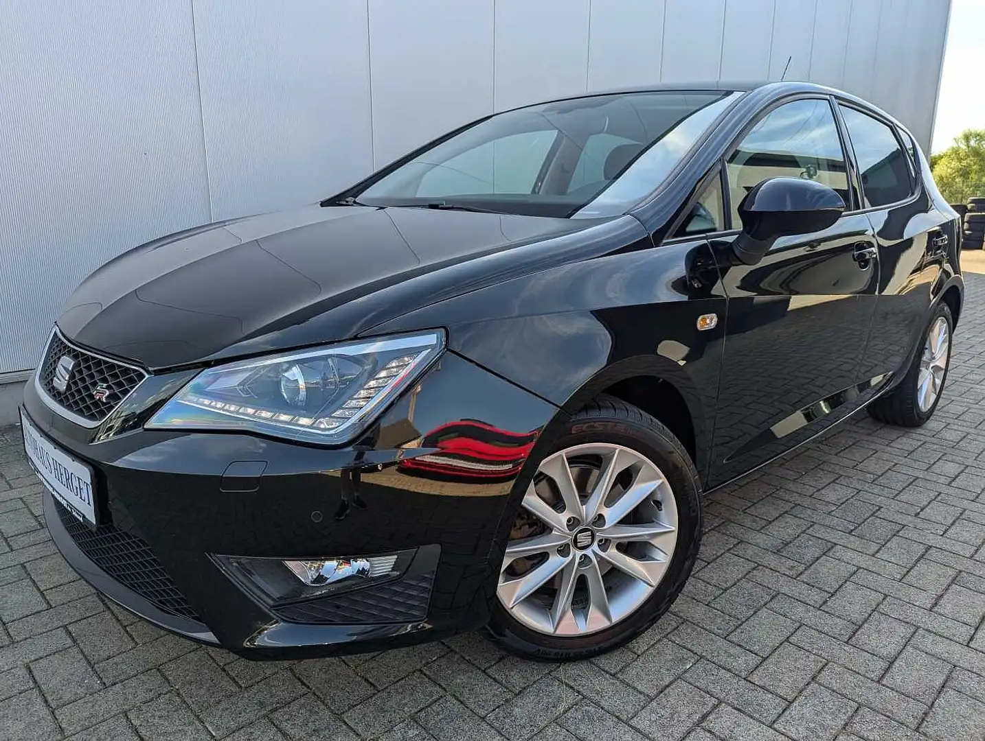 SEAT Ibiza 1.0 TSI FR Bi-Xenon/AHK/PDC/Navi/SHZ/MirrorLink/Te Zwart - 1