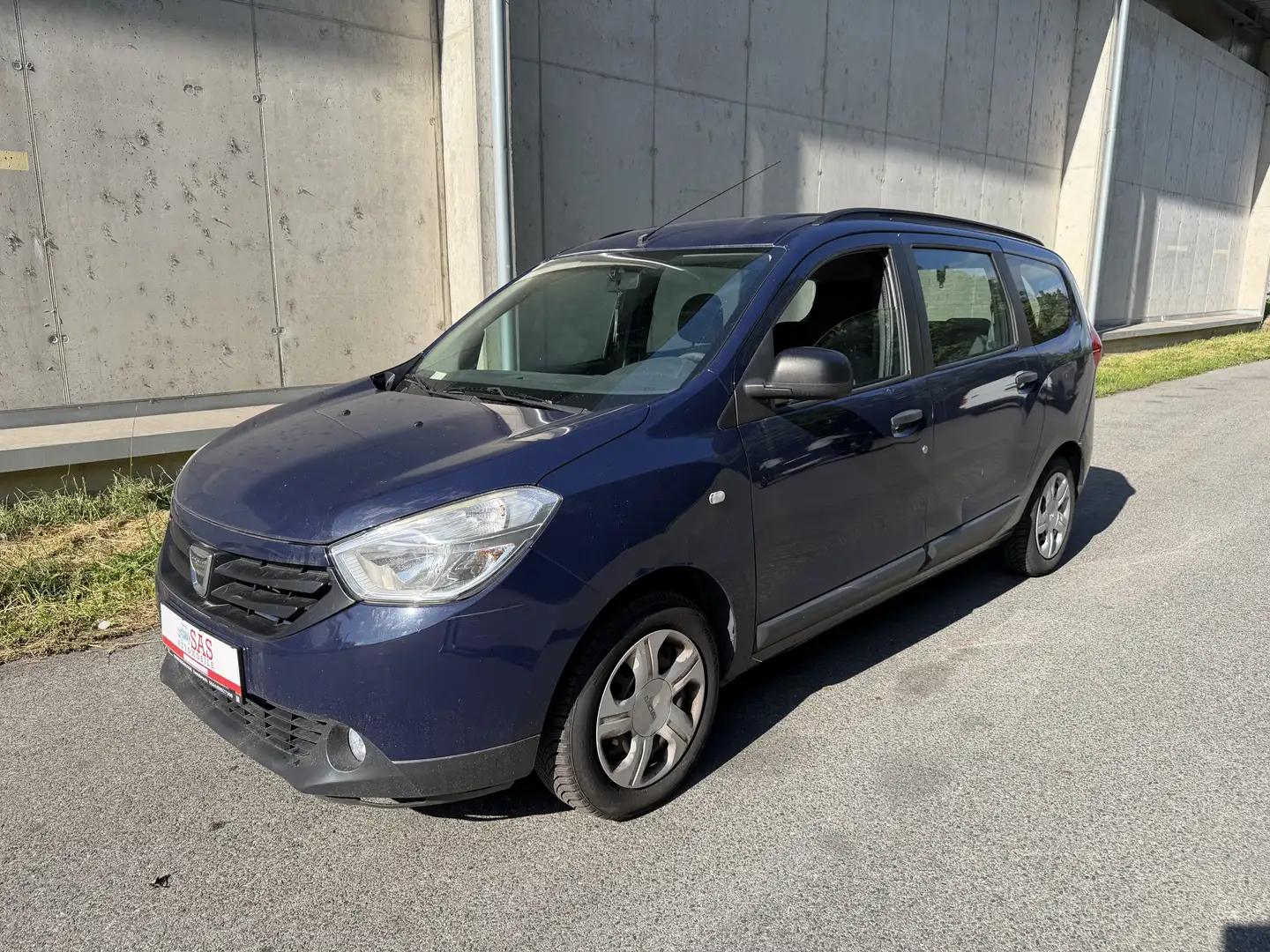 Dacia Lodgy Ambiance 1,6 MPI 85 Blau - 1