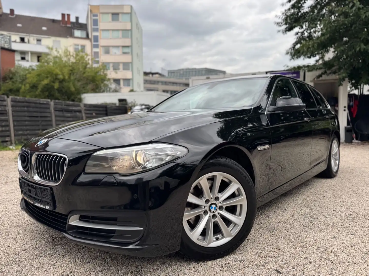 BMW 520 d Touring xDrive/AUT./NAVI/SHZ/M-LENK/E-HECK Black - 2