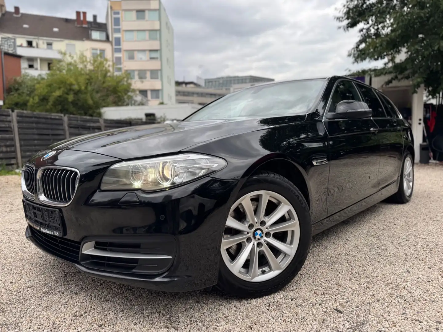 BMW 520 d Touring xDrive/AUT./NAVI/SHZ/M-LENK/E-HECK Black - 1