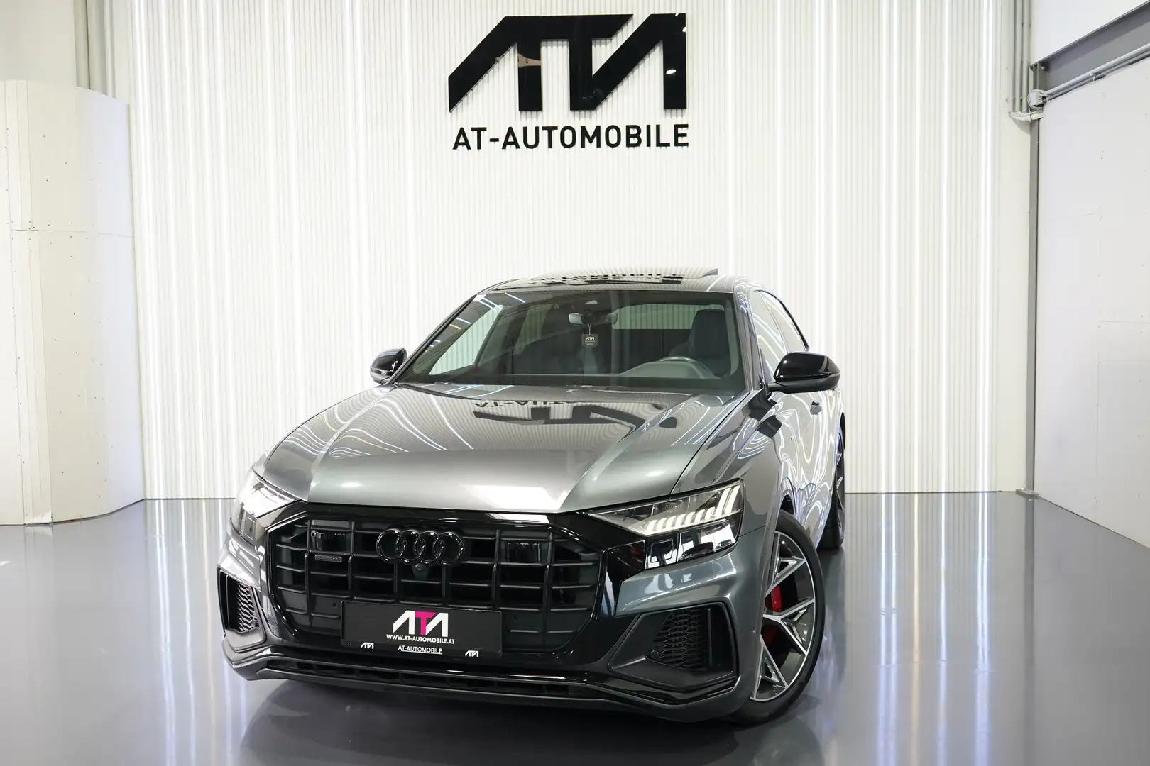 Audi Q8 55 TFSI e quattro 3xS-Line Grau - 1