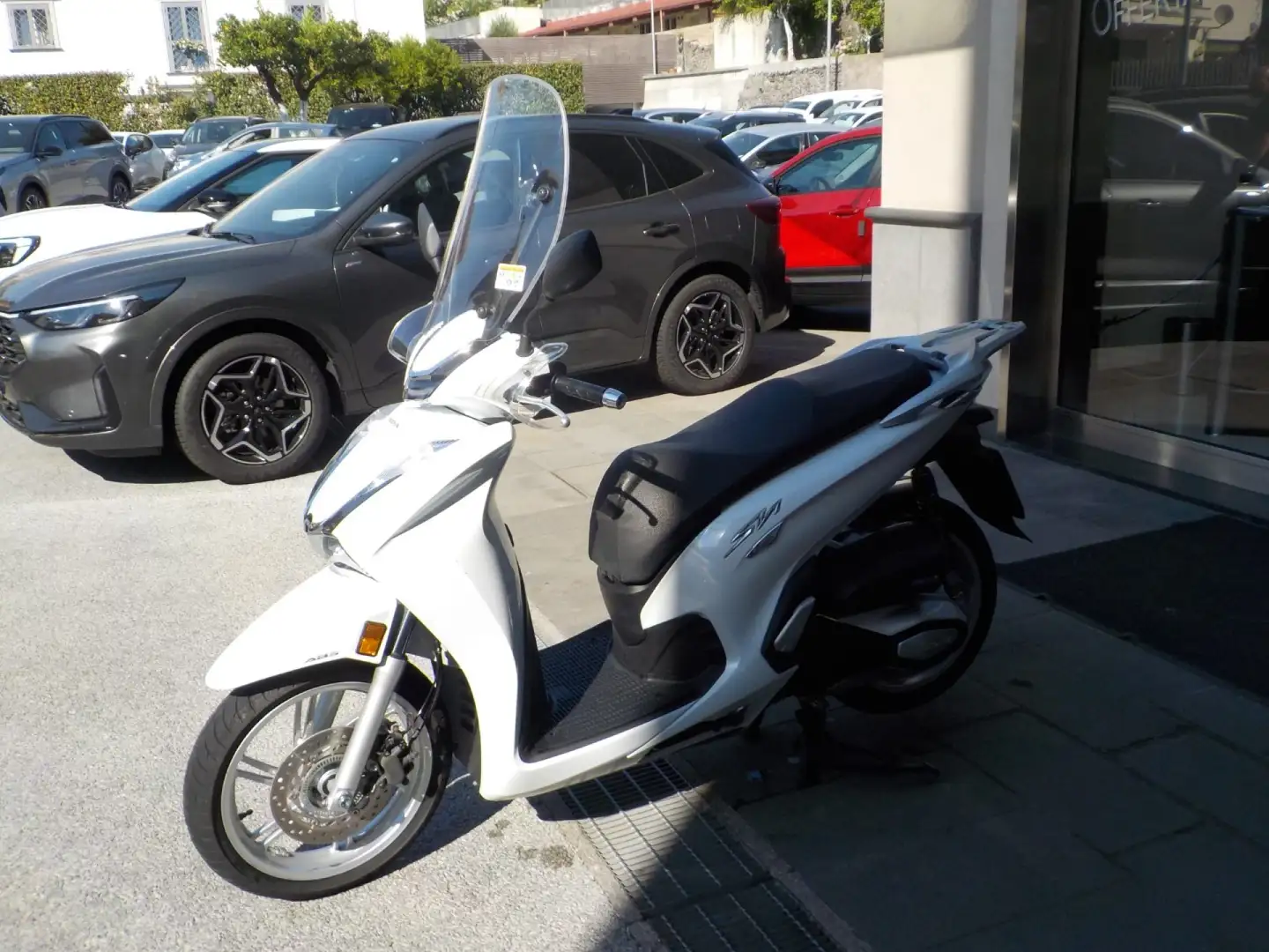 Honda SH 350i Anno 2023 Bianco - 2