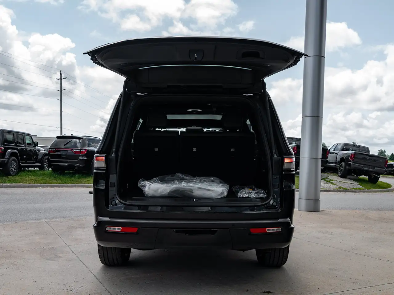 Jeep Grand Wagoneer fotografie Jeep Grand Wagoneer